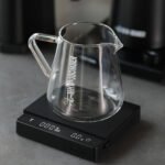 Balanza digital Cube 2.0 con temporizador de MHW-3Bomber en color negro, ideal para baristas y amantes del café.