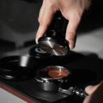 Tamper Digital Ajustable 58 mm, Base Acanalada, MUVNA