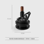 Infografía con las medidas técnicas (13.4cm x 8.2cm) de un distribuidor de agujas para café de 51mm.