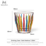Vaso multicolor para café 220 ml marca MUVNA Tivat Glass Cup con diseño de relieves coloridos "Dark Rainbow" y medidas técnicas.